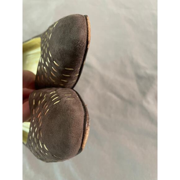 Vtg. Bruno Magli Made in Italy Sueded Tan Heels with Gold Dash detailing  SZ 9 - Picture 11 of 11